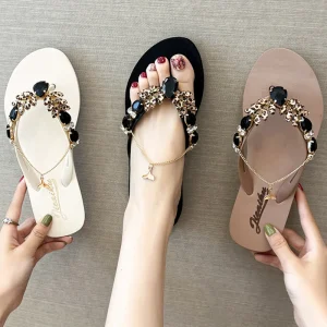 Tongs à semelle plate et chaîne pour femme