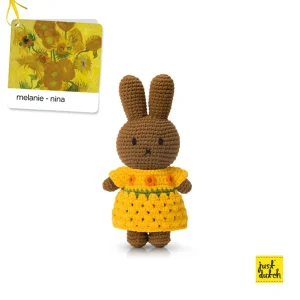 Just Dutch - Nina met haar  zonnebloem jurk